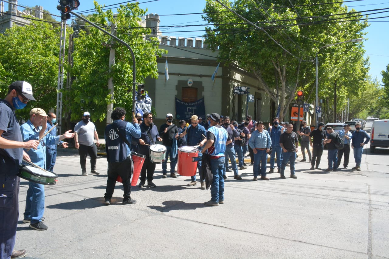 La protesta inició en la sede central del EPAS en Neuquén. Foto: Yamil Regules.