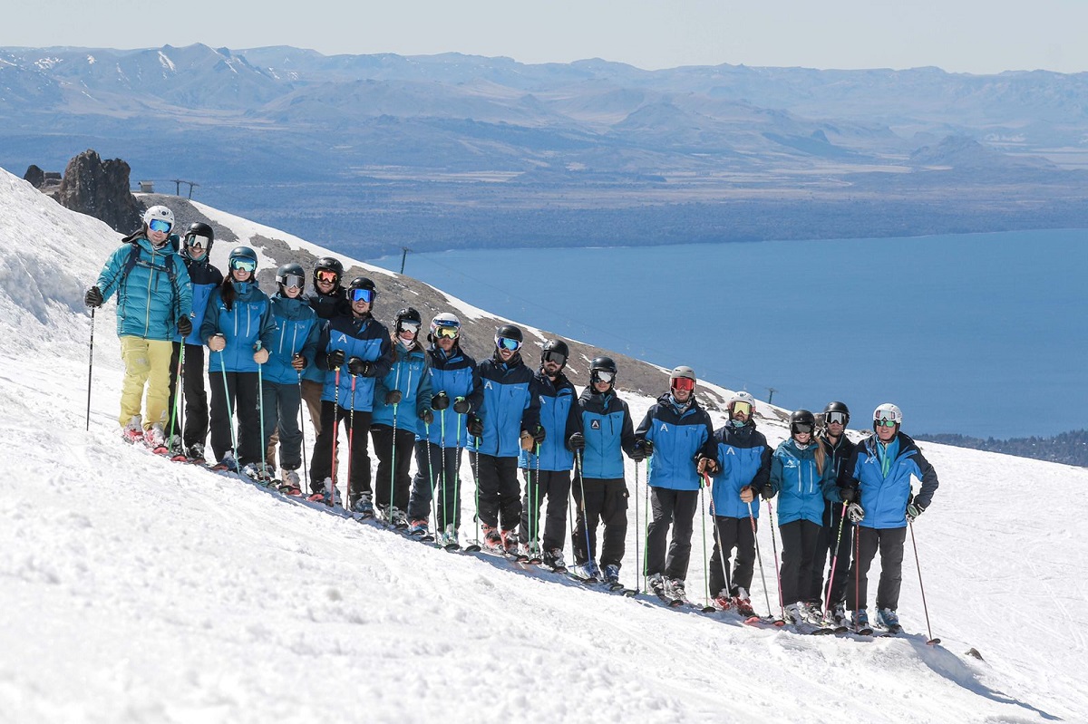 Un equipo de 16 instructores esquiadores y cuatro snowboardistas integran la preselección del Interski. Foto gentileza:  Diego Ferreyra