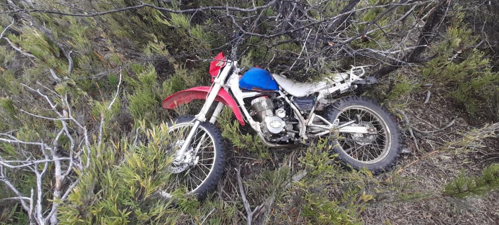 La moto fue hallada en el camino hacia el cerro Batea Mahuida. Foto: Pehuenia Online