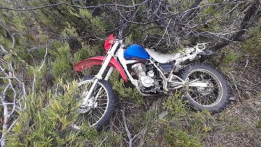 La moto fue hallada en el camino hacia el cerro Batea Mahuida. Foto: Pehuenia Online