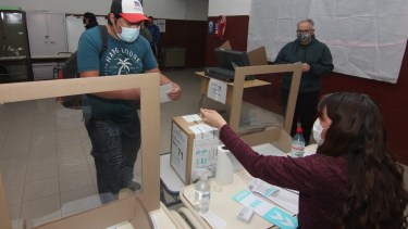 Hay 104 establecimientos de la ciudad de Neuquén en los que se realiza la elección. Foto: Oscar Livera