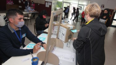En algunas escuelas de Neuquén el tradicional cuarto oscuro estuvo en la galería de la escuela. Foto: Oscar Livera