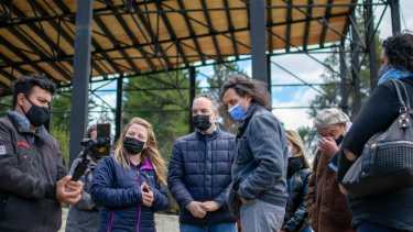 El senador y la candidata a diputada, Ana Marks, recorrieron el espacio donde se proyecta el Teatro Público de Bariloche.