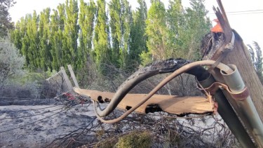 Las ráfagas provocaron daños en la red cercana a Cinco Saltos, pero desde la distribuidora indicaron que no hubo cortes extensos.