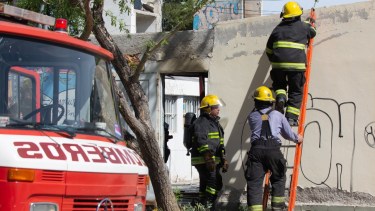 Las llamas en el inmueble fueron controladas por los bomberos voluntarios que acudieron de inmediato al llamado. (Fotos Juan Thomes)