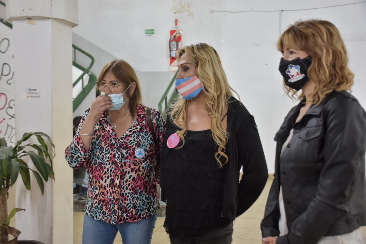 Carolina Caselles, directora de Juventud (derecha), Mariana Elizondo y Katiana Villagra. (Fotos gentileza).