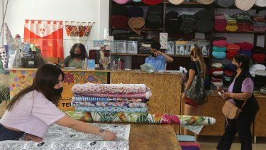 El lunes 11 de octubre volvieron a reinaugurar la tienda con telas nuevas. Cambiaron el cableado y refaccionaron todas la paredes. Foto Juan Thomes.