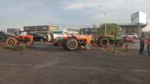 Imagen de Productores protestaron con sus tractores en  la rotonda del Puente Carretero de Neuquén y Cipolletti