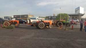 Productores protestaron con sus tractores en  la rotonda del Puente Carretero de Neuquén y Cipolletti