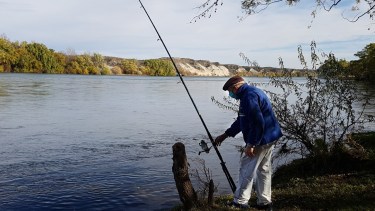 EL uno de noviembre se abre la temporada de pesca, por lo ya se venden los permisos para esta actividad. (Foto Néstor Salas)