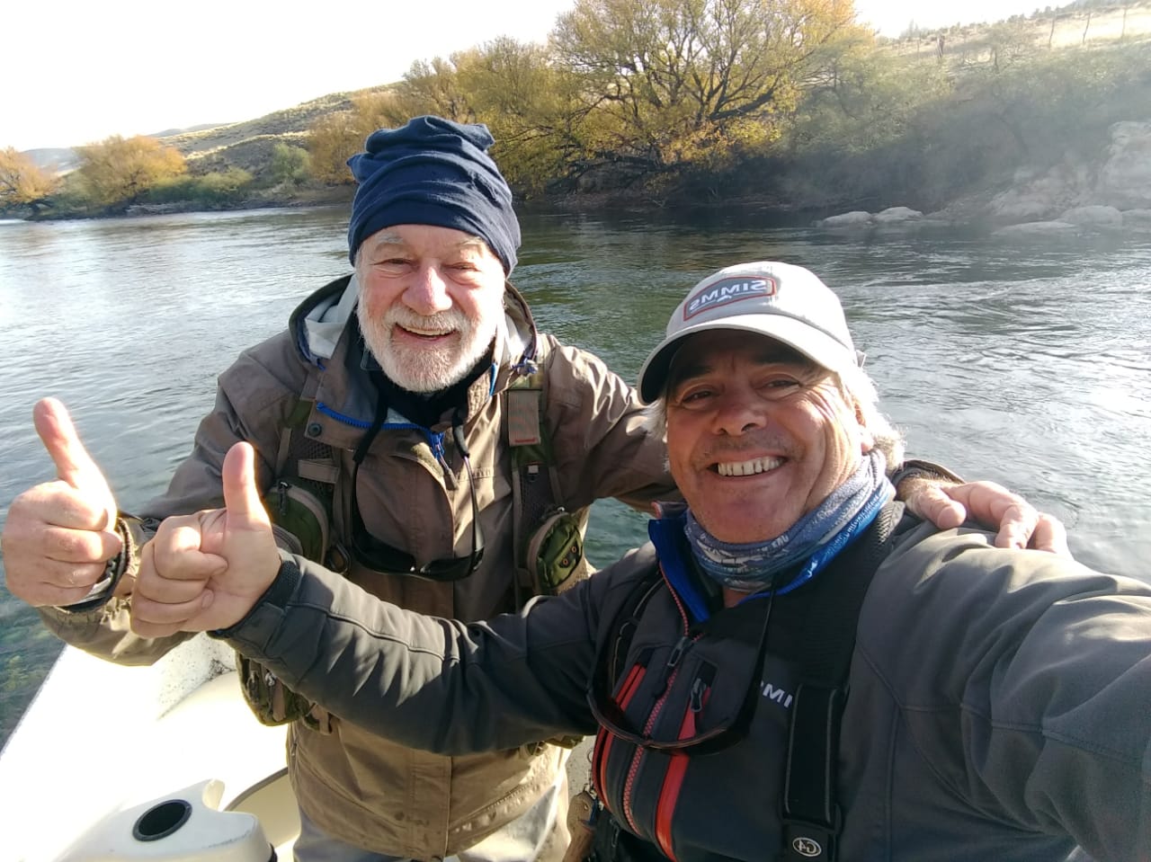 Carlos Trisciuzzi (derecha) flotó el jueves el río Chimehuín y el Collón Cura y los encontró con un 70%  de nivel de agua respecto a los parámetros normales de esta época. Foto: Carlos Trisciuzzi.