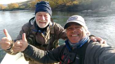 Carlos Trisciuzzi (derecha) flotó el jueves el río Chimehuín y el Collón Cura y los encontró con un 70%  de nivel de agua respecto a los parámetros normales de esta época. Foto: Carlos Trisciuzzi.
