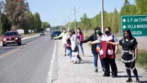 Las maestras de Vaca Muerta tienen que viajar a dedo para dar clases