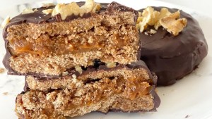 Alfajores con harina integral y de algarroba