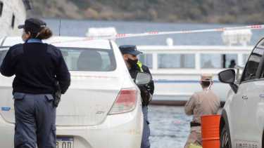 El cuerpo fue retirado del lago Lácar y no se lo pudo reanimar. Foto: Patricio Rodríguez