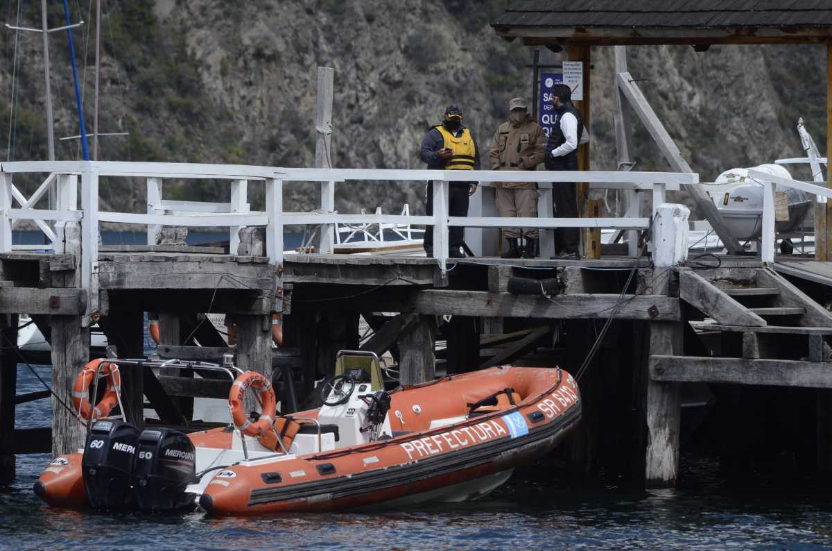 El cuerpo fue retirado del lago Lácar y no se lo pudo reanimar. Foto: Patricio Rodríguez