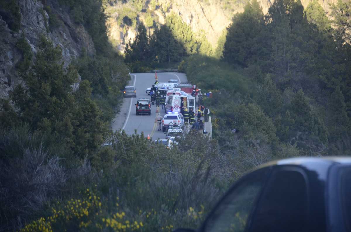 El accidente fue en el camino de los Siete Lagos, en la zona del Gauchito Gil. Foto: Patricio Rodríguez