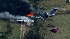De milagro: 21 personas sobrevivieron a pesar de que su avión se estrelló e incendió