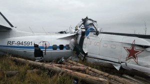 Murieron 16 personas al estrellarse un avión en Rusia: hubo seis sobrevivientes