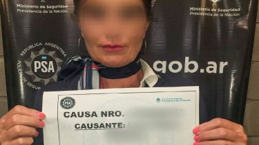 Laura Schulz, de 58 años, fue detectada en Ezeiza cuando intentaba contrabandear lingotes de oro, joyas y divisas extranjeras sin declarar. Fue Reina de la Nieve en Bariloche. Gentileza PSA