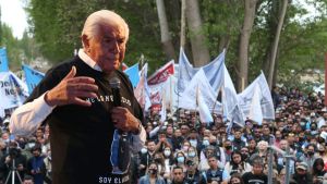 Pereyra dijo que vuelve a la política y criticó el uso de regalías para gastos corrientes