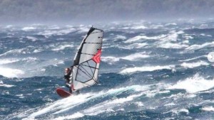 Practicó windsurf en el lago Nahuel Huapi durante el temporal de viento