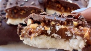 Alta golosina de coco, dulce de leche, maní y chocolate