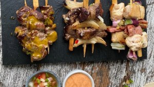 Brochettes de pollo y carne, una receta salvadora