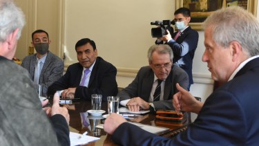 El ministro de Educación, Jaime Perzcyk firmó el convenio con el intendente de Cutral Co, José Rioseco (Foto: gentileza)