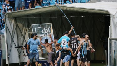 Los hinchas de Gremio entraron a la cancha y rompieron todo lo que apareció a su paso. 