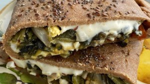 Calzonne de acelga, cebolla y queso