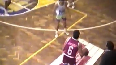 El momento previo al robo del entrenador rival. Una jugada que quedó para el recuerdo: Foto: captura de pantalla