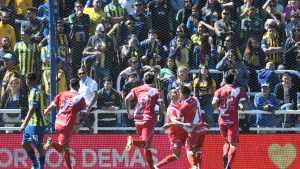 Central y Gimnasia, dos locales que no pudieron pese al regreso de su gente