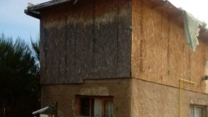 Intentaba asegurar el techo de su casa en el sur de Bariloche y una ráfaga lo arrastró
