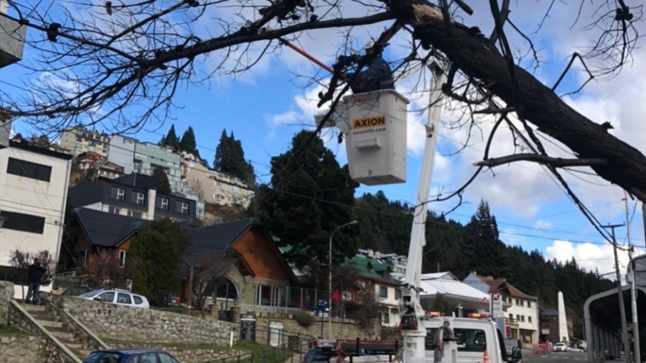 Personal de la CEB trabaja en Bariloche y Dina Huapi para restablecer el servicio que está cortado desde el domingo por la tarde. (foto archivo)
