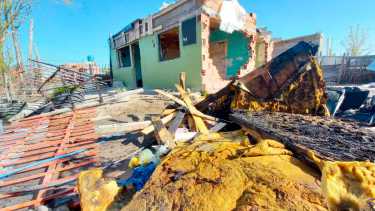 Hasta que no destruyeron la casa, los vecinos no abandonaron el lugar. Hay al menos un sujeto demorado. fotos: gentileza Somos El Valle.