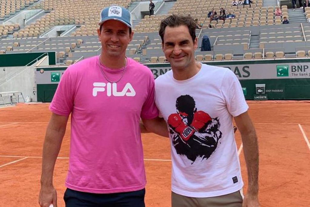 Juan Chela junto al gran Roger Federer, en uno de sus últimos encuentros. 