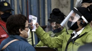 Por un rebrote de casos de coronavirus, Santiago de Chile retrocede de fase