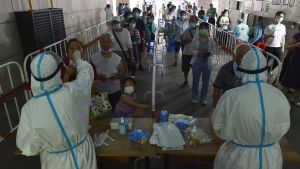 China cancela cientos de vuelos por nuevos brotes de coronavirus
