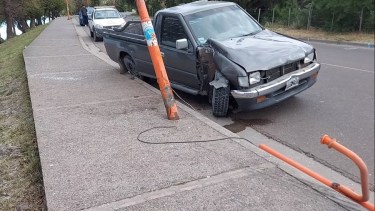 El joven conductor sufrió golpes pero se encuentra fuera de peligro. 