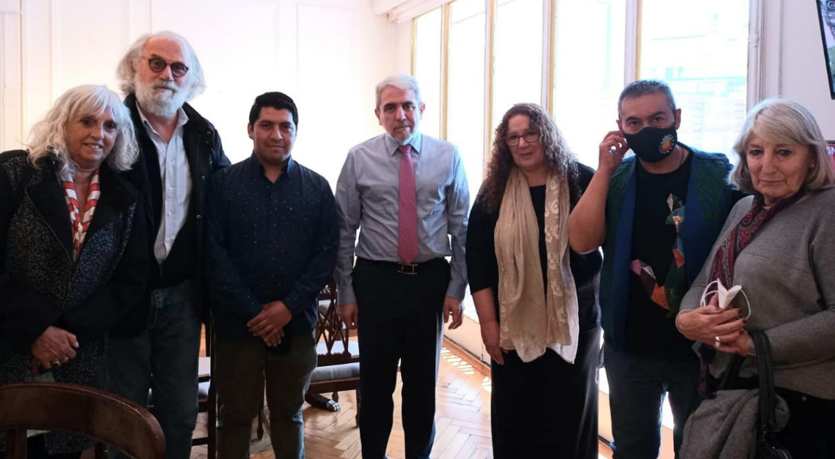 El ministro de Seguridad de Nación, Aníbal Fernández, se reunió ayer con referentes de la APDH y del Parlamento Mapuche. Foto: gentileza