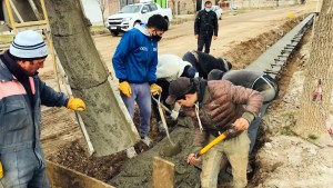 Reparan calles del barrio IPPV de Huergo por las obras de cordón cuneta