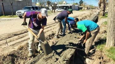 Reparan calles del barrio IPPV de Huergo donde se completó la obra de cordón cuneta. (Foto Néstor Salas)