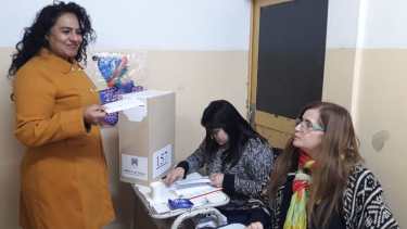 La hoy candidata del MAS, Elena Correa cuando votaba en Roca en el 2019. Foto Archivo.