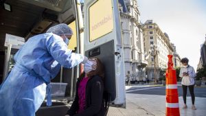 Argentina se mantiene con bajo índice de positividad en consultas por coronavirus