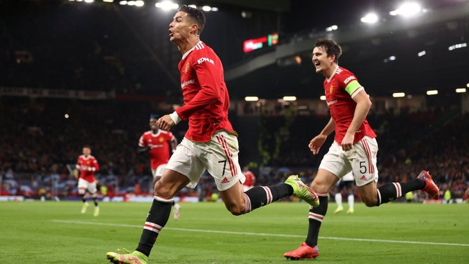 Cristiano Ronaldo festeja su gol con Maguire. Manchester United es líder en su grupo. 