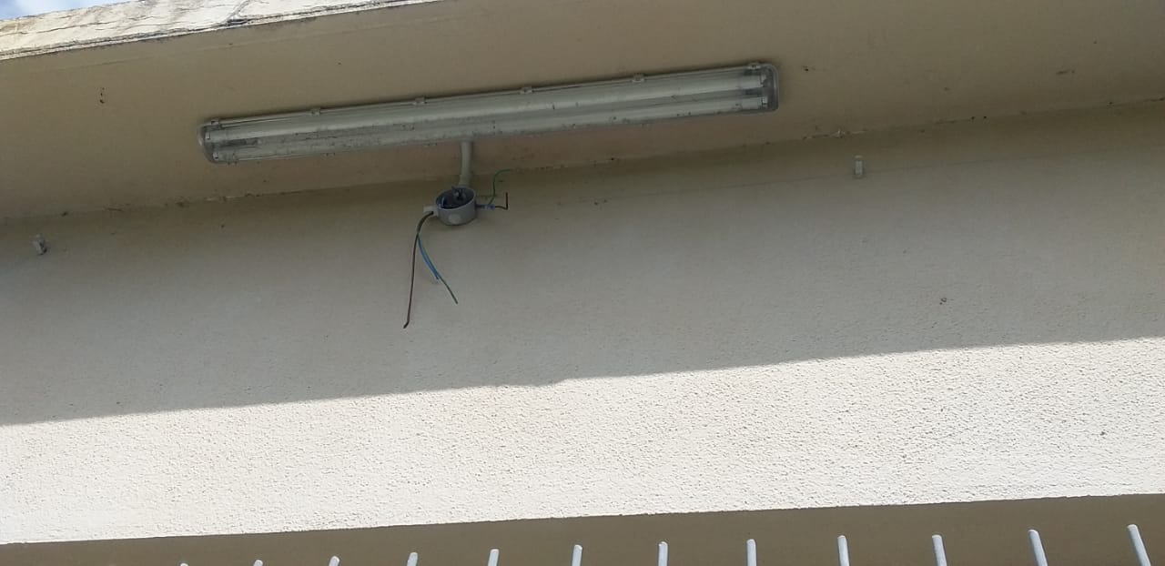 Los ladrones se llevaron más de 60 metros de cables del patio de la escuela  N° 35. foto: gentileza