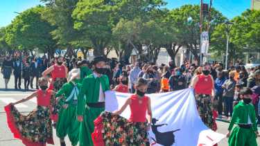 Las instituciones desfilaron en el cumpleaños 88 de Cutral Co (Foto: Andrea Vazquez)