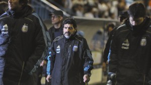 Llega a Cutral Co «D10S, Arte y Fútbol»: el libro sobre Maradona en la región