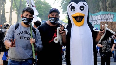 Los militantes peronistas durante la marcha que se está desarrollando. 